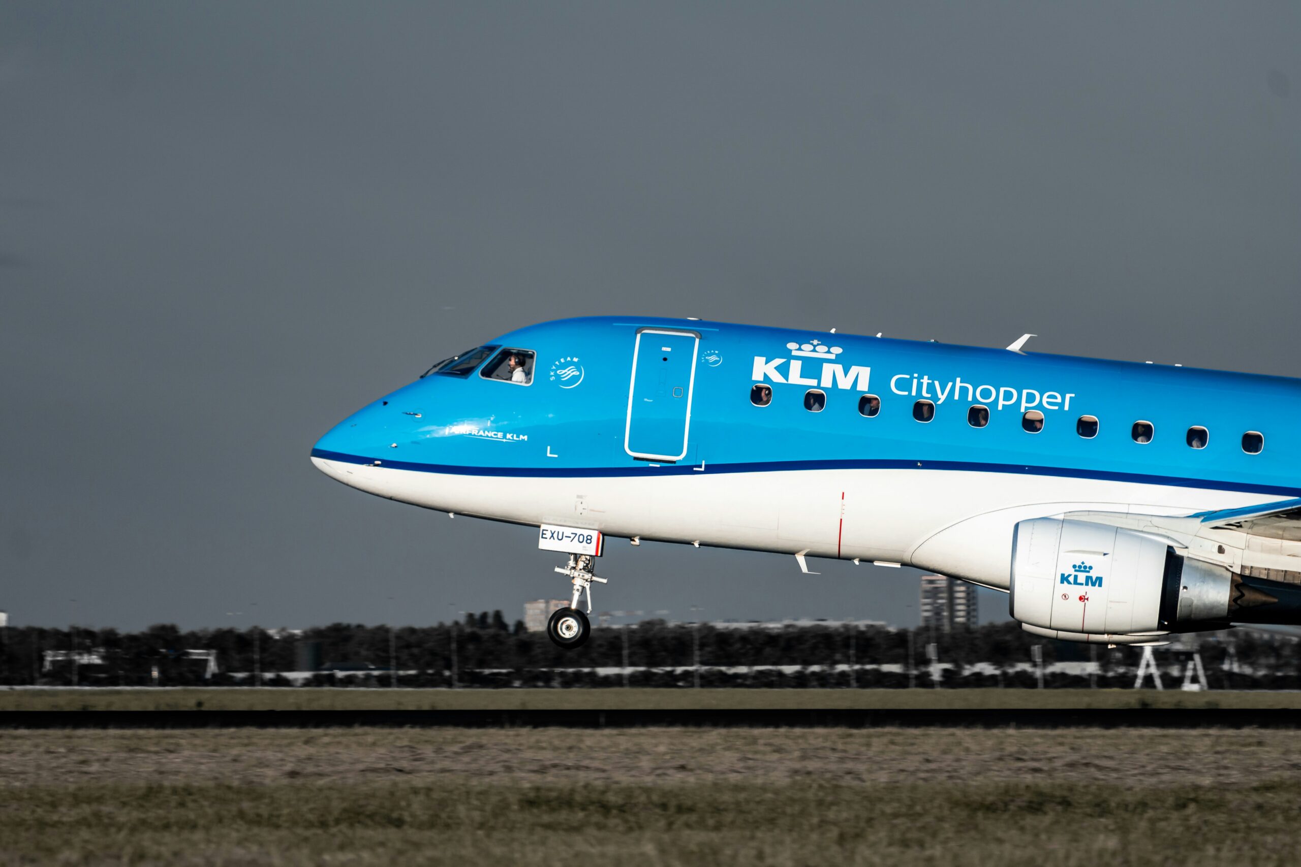 KLM schrapt 70 vluchten door storm Amy, KNMI kondigt code geel af