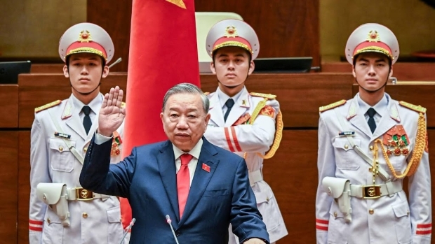 Lam consolideert macht in Vietnam als partijleider en president