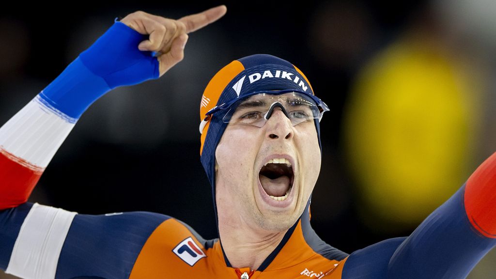 De Boo verslaat Stolz nu wel en pakt baanrecord in Thialf terug bij WK sprint