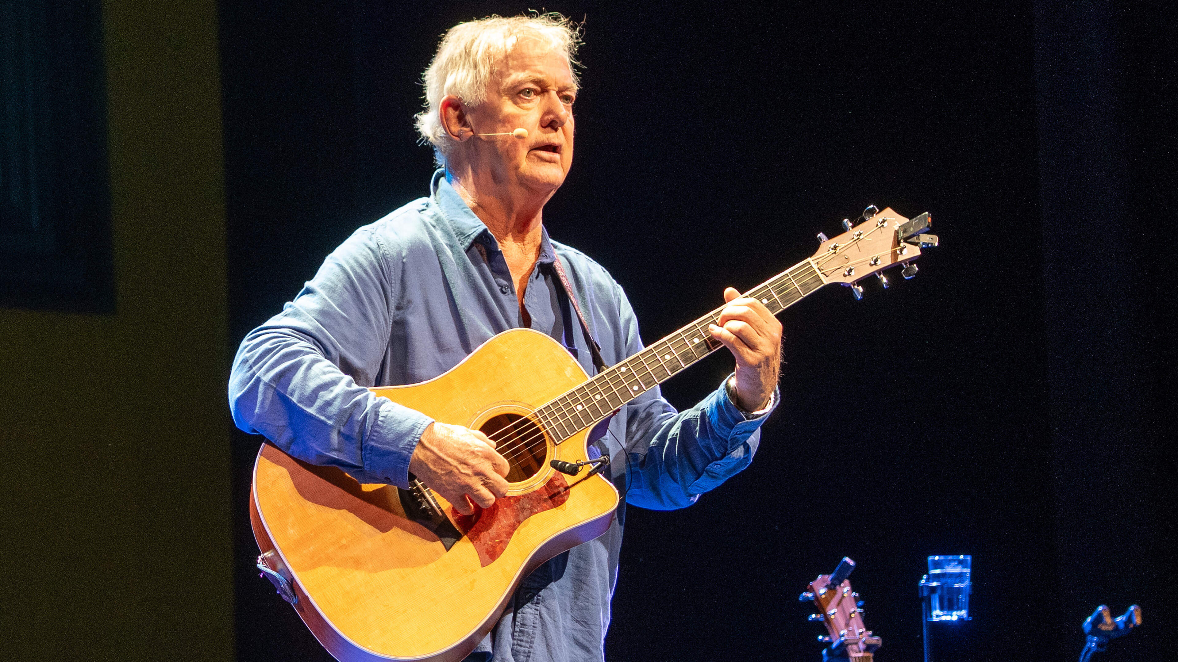 Tranen in de zaal en staande ovaties voor Harrie Jekkers (75) bij afscheid van het theater: ’Het is goed zo, ik ga lekker uitdrijven’