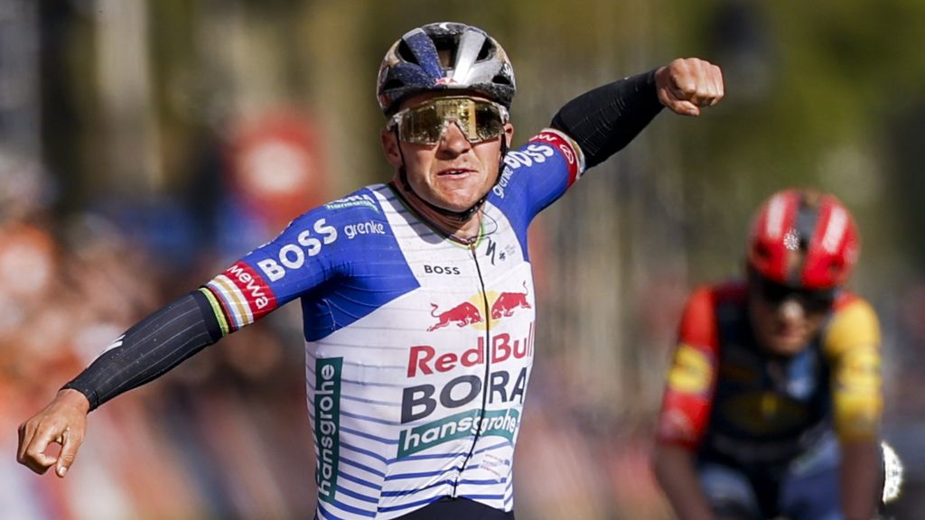 Evenepoel klopt Skjelmose nu wel in de sprint en wint Amstel Gold Race