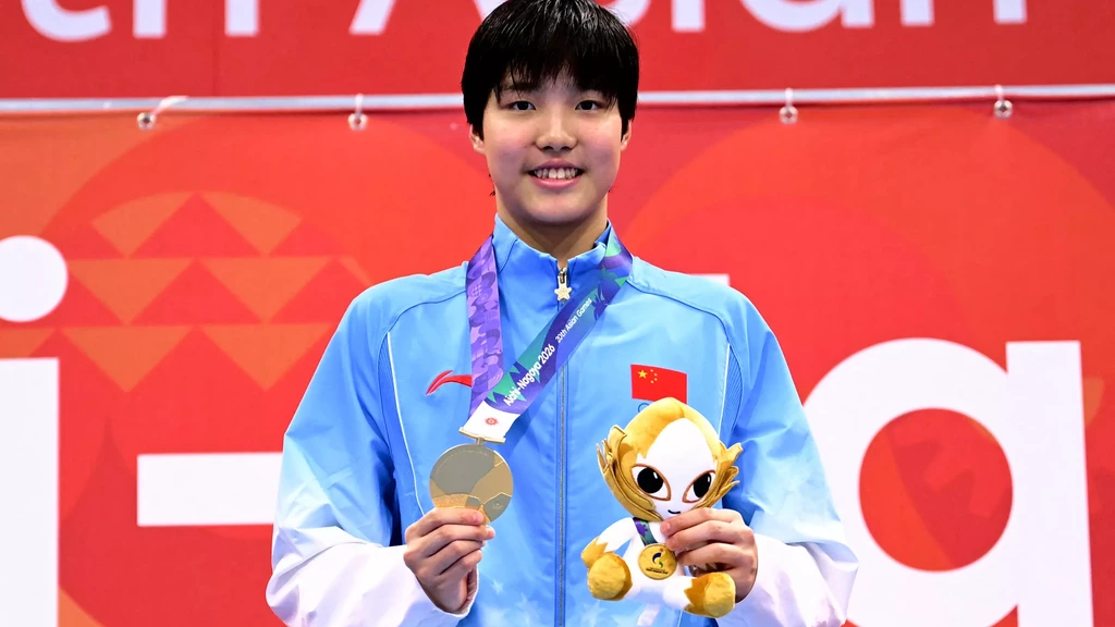 Chinees supertalent Yu Zidi (13) steelt show met driemaal zwemgoud bij Asian Games