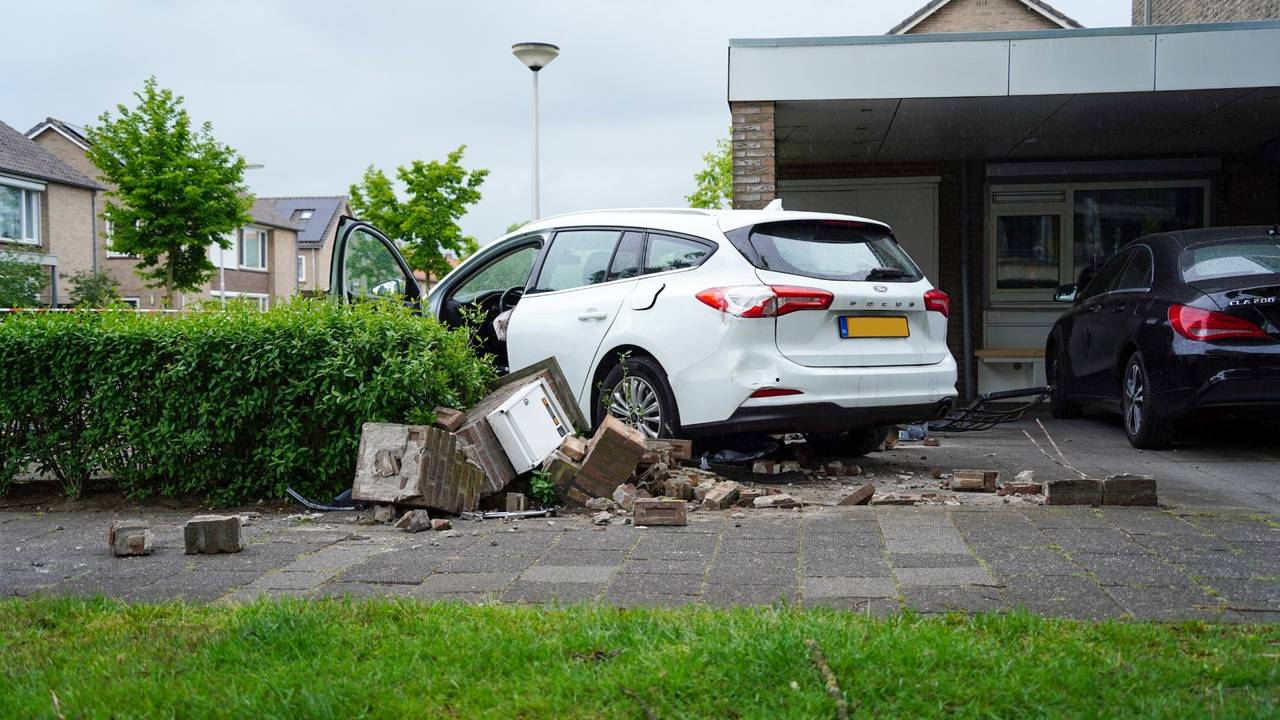 Verkeersruzie in Oss mondt uit in vechtpartij, auto belandt in voortuin