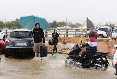 Flinke overstromingen op Ibiza door enorme buien: het regent zelfs door het dak van het vliegveld
