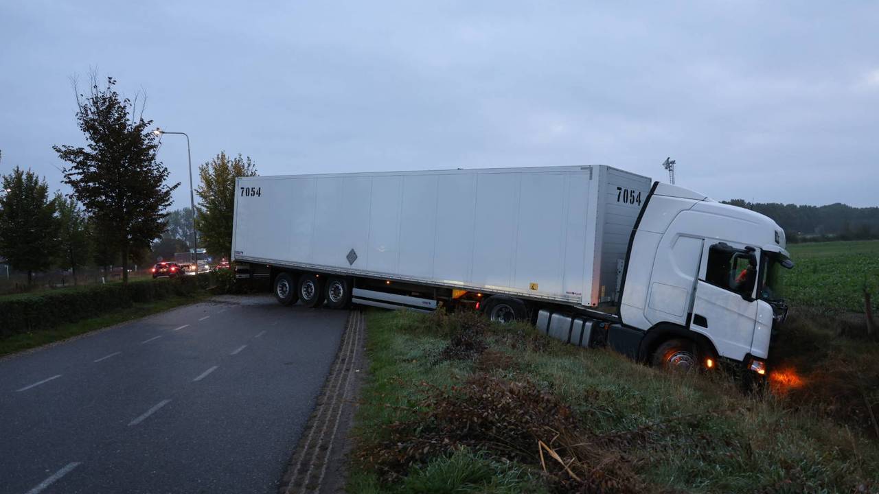 Vrachtwagen schiet van de weg, bestuurder mee naar bureau