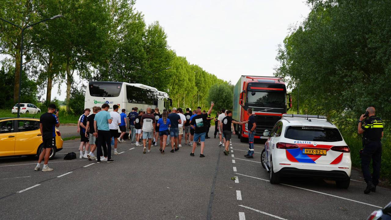 Conflict tussen voetbalsupporters in Wijk en Aalburg: politie grijpt in