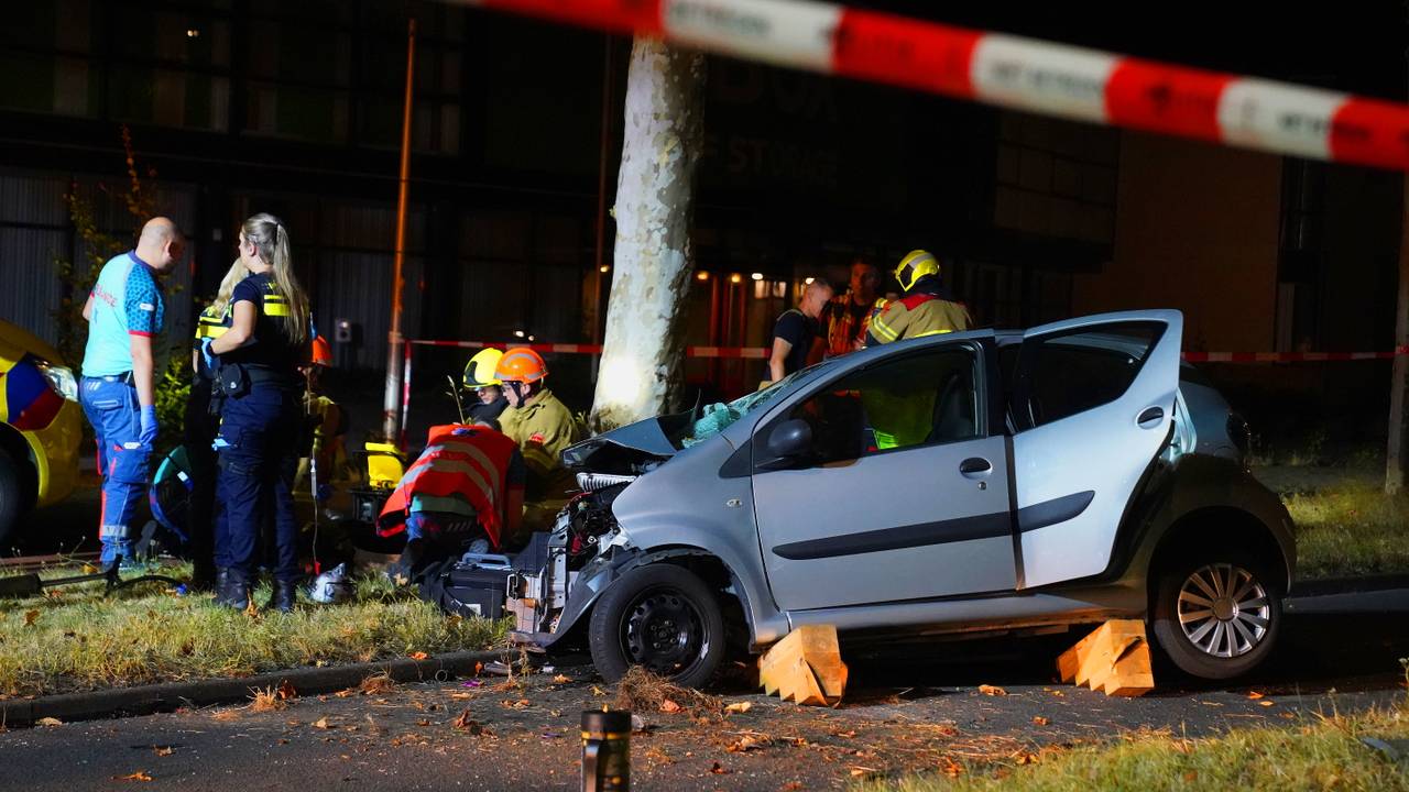 Vrouwen gewond bij crash tegen boom in Den Bosch, lachgascilinder gevonden