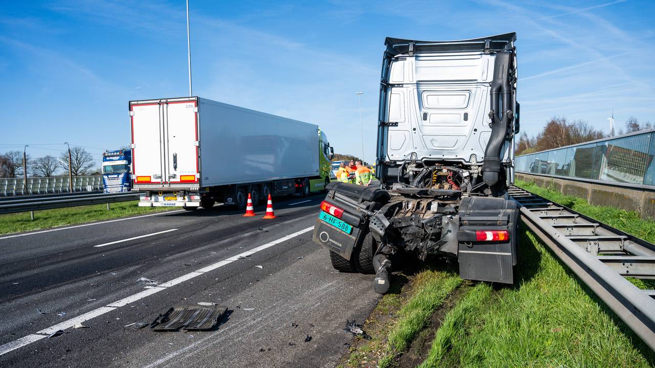 Twee vrachtwagens botsen op elkaar op de A16, rijstrook dicht