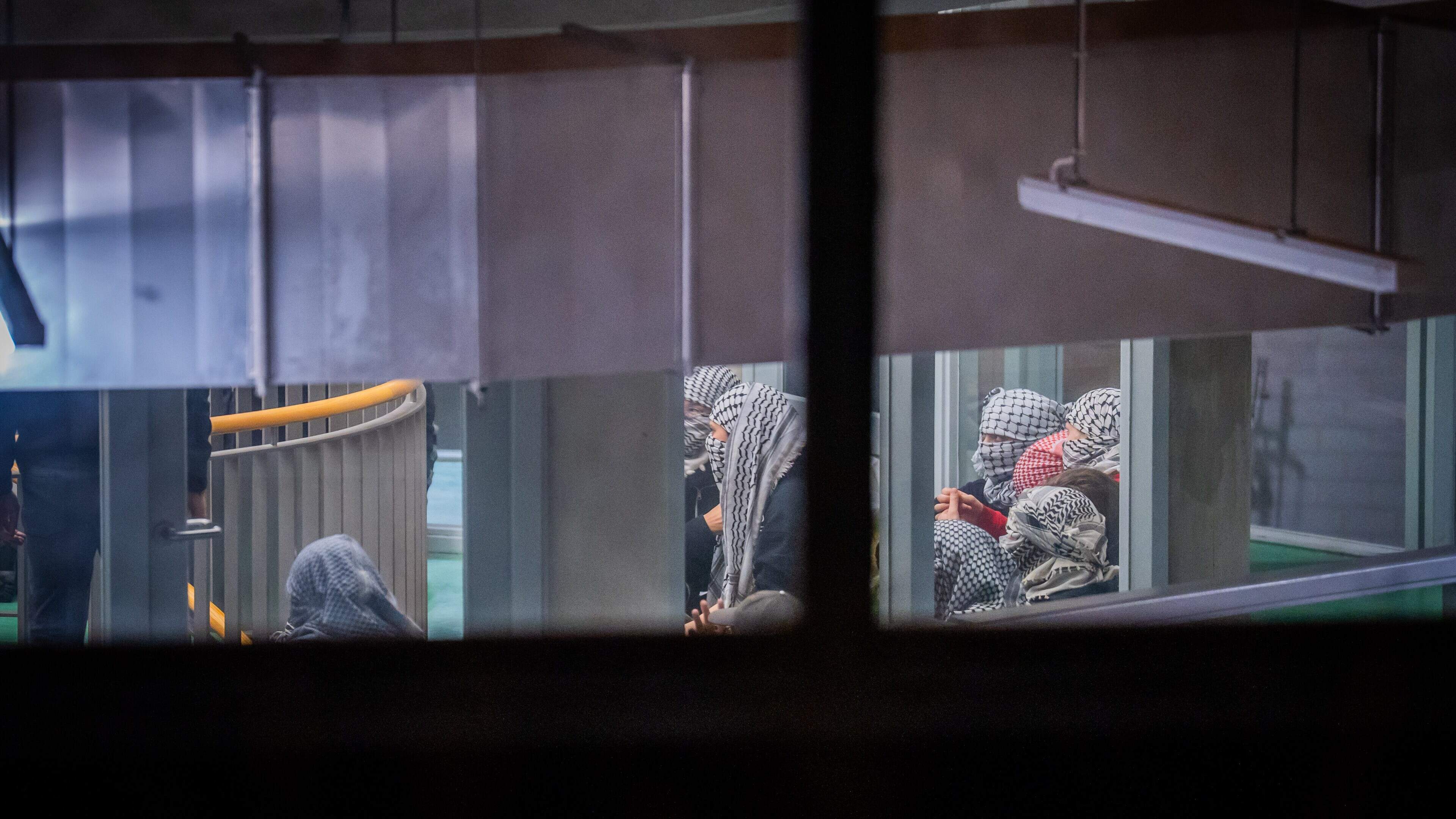LIVE | Ontruiming Radboud-gebouw lijkt stilgelegd door politie, pand streng bewaakt en meerdere arrestaties