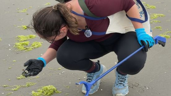 Vrijwilligers maken strand van Ameland schoon: "Toch meer troep dan gedacht"