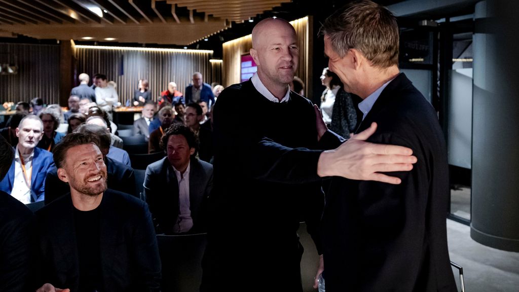 Cruijff bezweert aandeelhouders Ajax: 'Dit is mijn laagste salaris in 10 jaar'