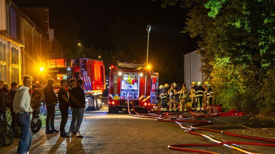 Grote brand op bedrijventerrein Heerenveen, toeschouwers staan in de weg van brandweer