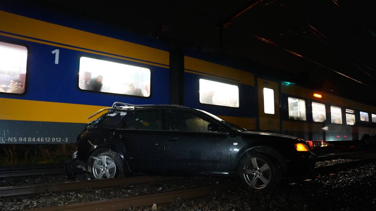 Trein ramt stilstaande auto op spoor, bestuurder onder invloed