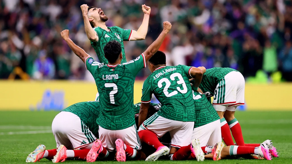 Mexico heeft aan één overrompelende helft tegen Ecuador genoeg voor plek bij laatste 16