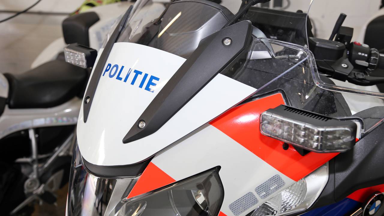 Automobilist (23) ramt politiemotor in Breda en slaat op de vlucht