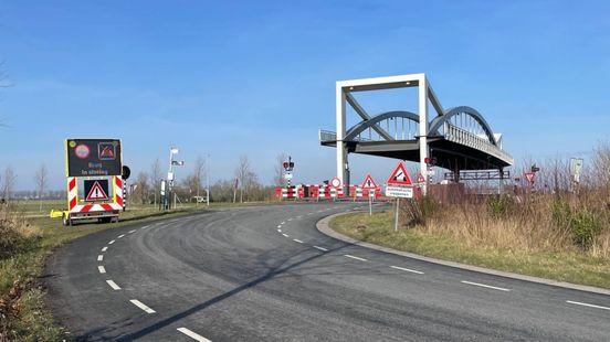 Dorkwerderbrug komt scheef naar beneden, verkeer moet omrijden via Aduard