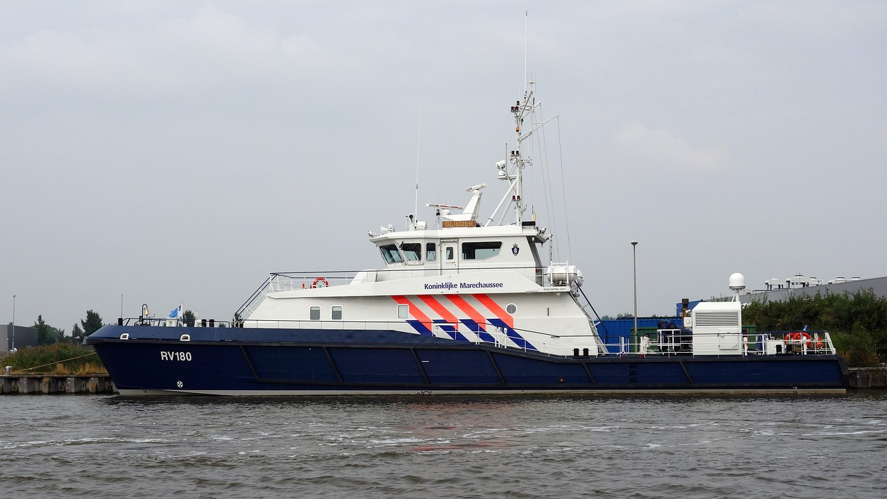 Marechaussee vindt zeventien vreemdelingen in koeltrailer