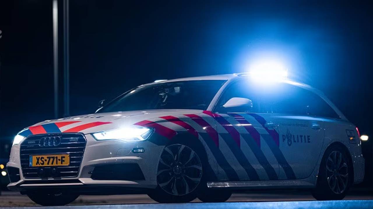 Man steekt snelweg A16 over, overlijdt na aanrijding