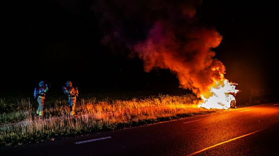 Auto vliegt tijdens het rijden in brand op N380 bij Hoornsterzwaag