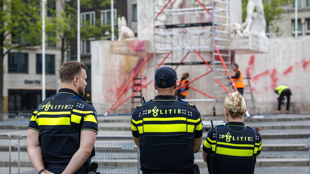 Politie zoekt drie verdachten na bekladding Nationaal Monument