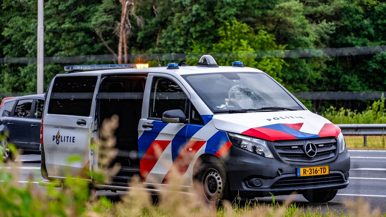 Politiebusje rijdt voetganger aan op vluchtstrook A50 bij Schaijk