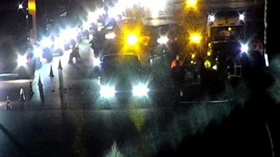 Ongeluk op A13 met meerdere auto's, verkeer via vluchtstrook zorgt voor file