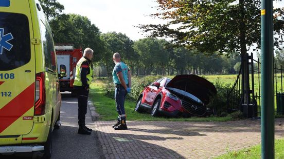 Auto in greppel in Scherpenzeel