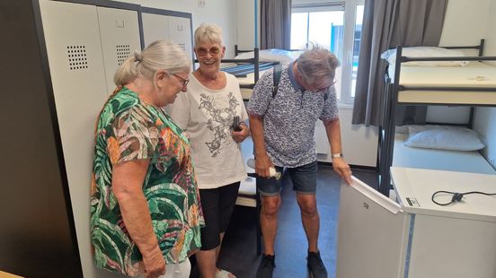 Buurtbewoners nemen kijkje in noodopvang IJsselstein: 'Wel een beetje kaal'