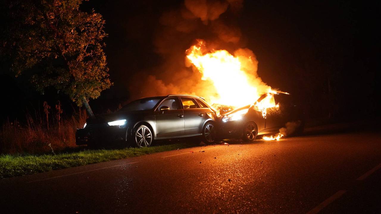 Auto botst achterop auto met pech en vliegt in brand