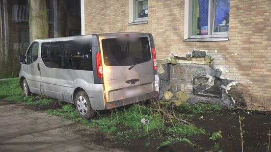 Automobilist ramt gevel van huis, richt enorme ravage aan