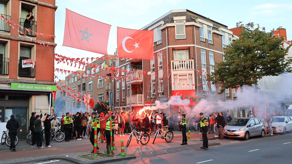 Treurende Oranjefans en uitgelaten Marokko-supporters, ME ingezet in Den Haag
