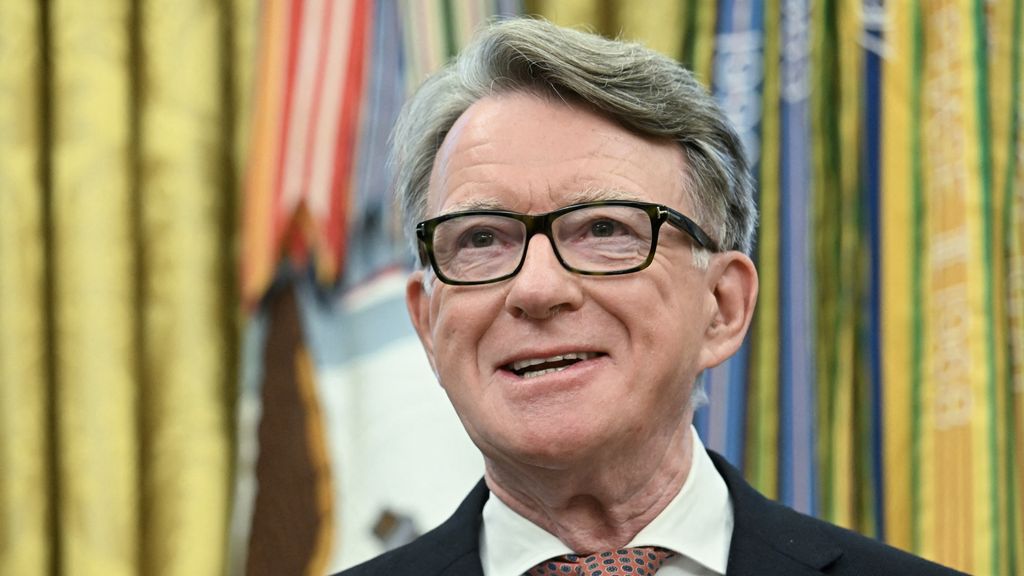 Hoe de eens machtige Lord Mandelson verstrikt raakte in het Epstein-dossier