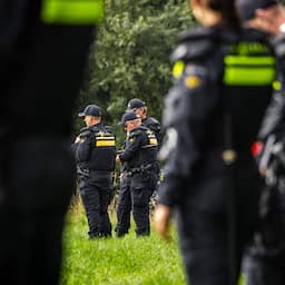 Man probeert met auto op politie in te rijden, agent schiet gericht terug