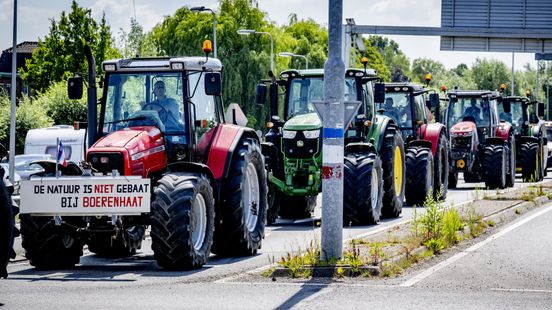 Tientallen trekkers onder politiebegeleiding onderweg naar Den Haag