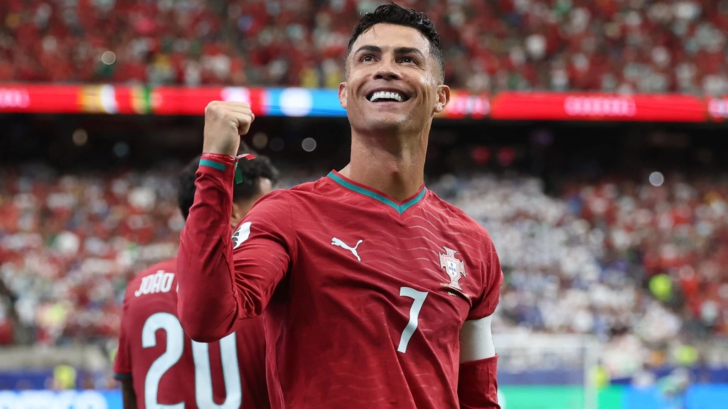 Ronaldo haalt zijn gram met twee goals en is eerste speler die op zes WK's scoort