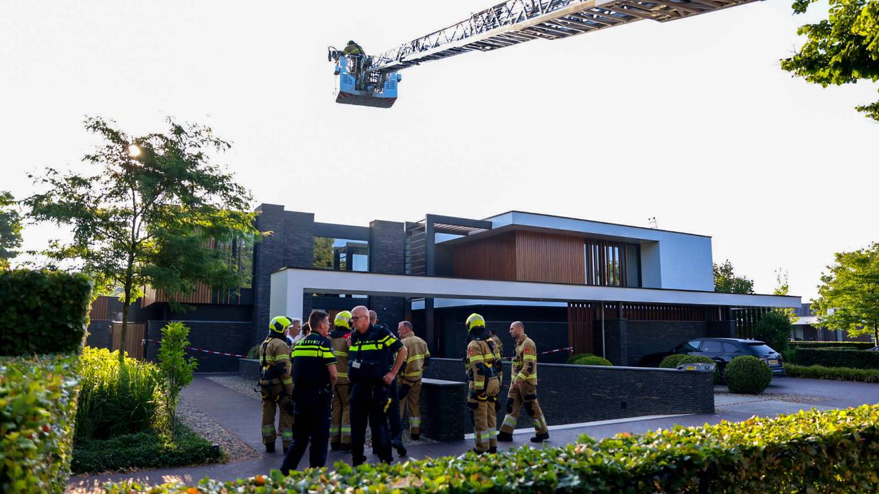 Politieonderzoek bij huis Boekel: buurt werd wakker van knal, brand op dak