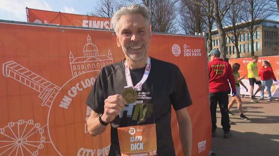 Oud-premier Dick Schoof di(c)k tevreden met zijn halve marathon tijdens CPC Loop: 'Gaat lekker'