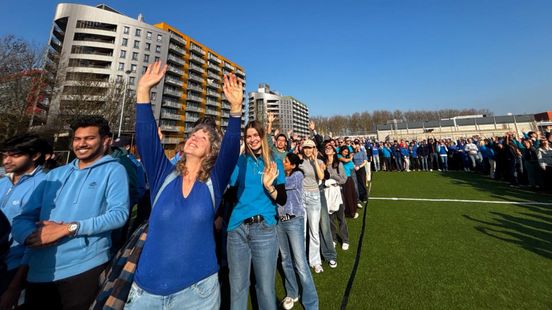 Studenten maken menselijk pi-teken: 'Ik gebruik pi ontelbaar keer in mijn leven'
