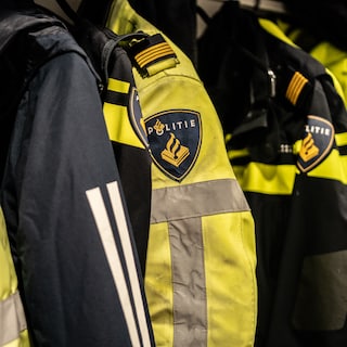 29-jarige vrouw zwaargewond naar ziekenhuis na aanrijding met vrachtwagen in Amsterdam Nieuw-West