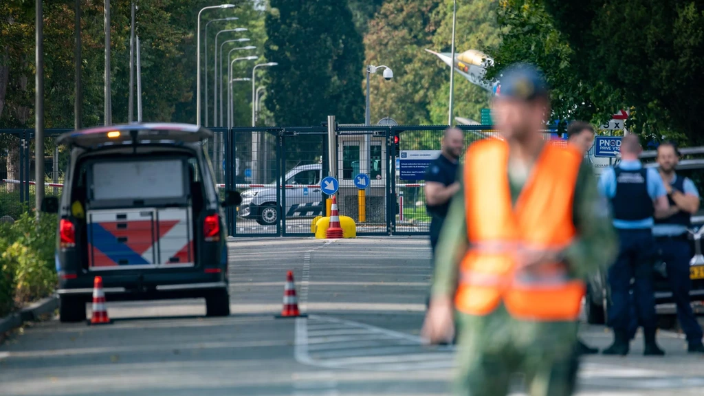 Man aangehouden na bommelding en verdacht pakketje bij vliegbasis Leeuwarden