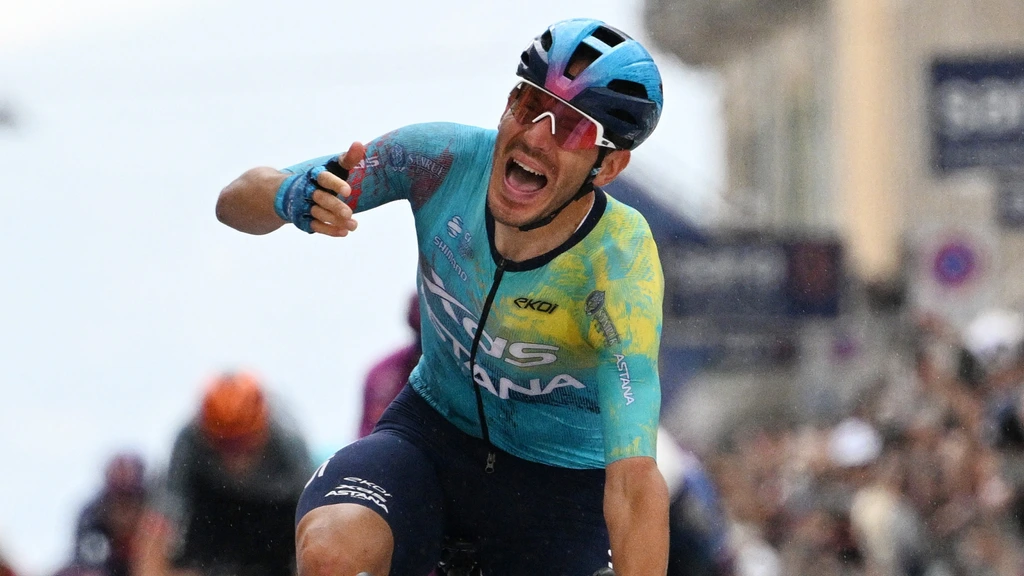 Groenewegen glijdt onderuit in laatste bocht, Ballerini wint Giro-rit in Napels