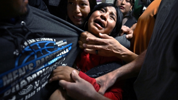 Familieverscheurende ICE-arrestatie World Press Photo van het jaar. ‘Deze prijs komt hun toe, niet mij’