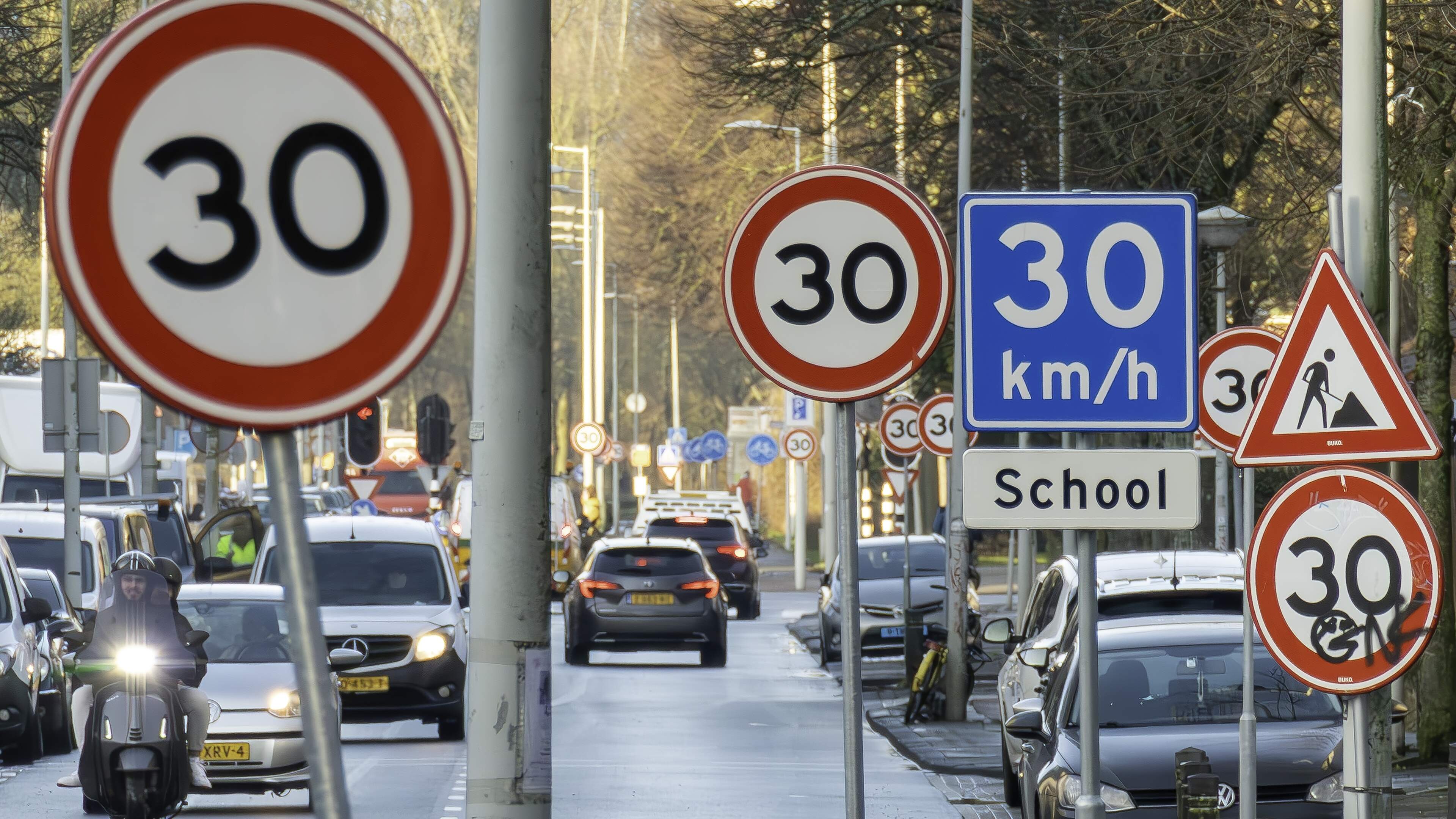 Opmerkelijke trend: auto’s rijden weer vaker fietsers aan op 30 km/u-wegen in Amsterdam