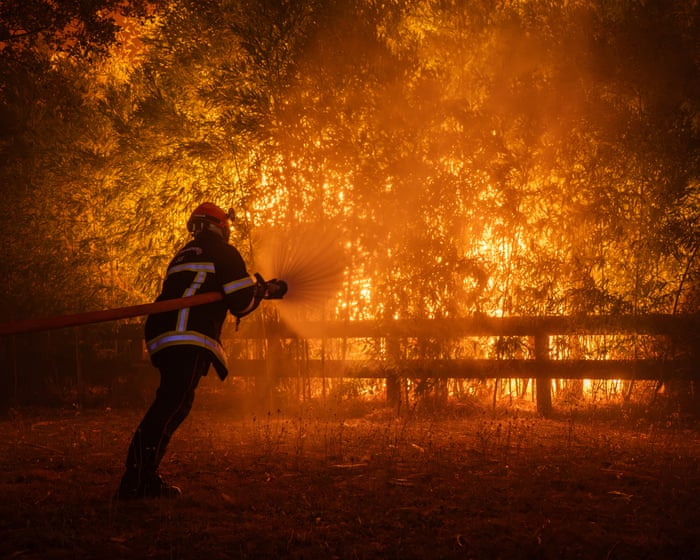 Europe wildfires: ‘Difficult hours lie ahead’ in battle to contain fires, says Pedro Sánchez as more than 300,000 flee homes in France and Spain – as it happened