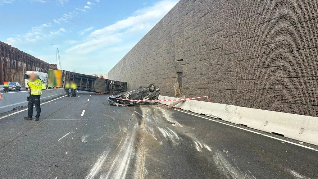 Gekantelde vrachtwagen dwars op A9 na botsing met auto, weg deels open