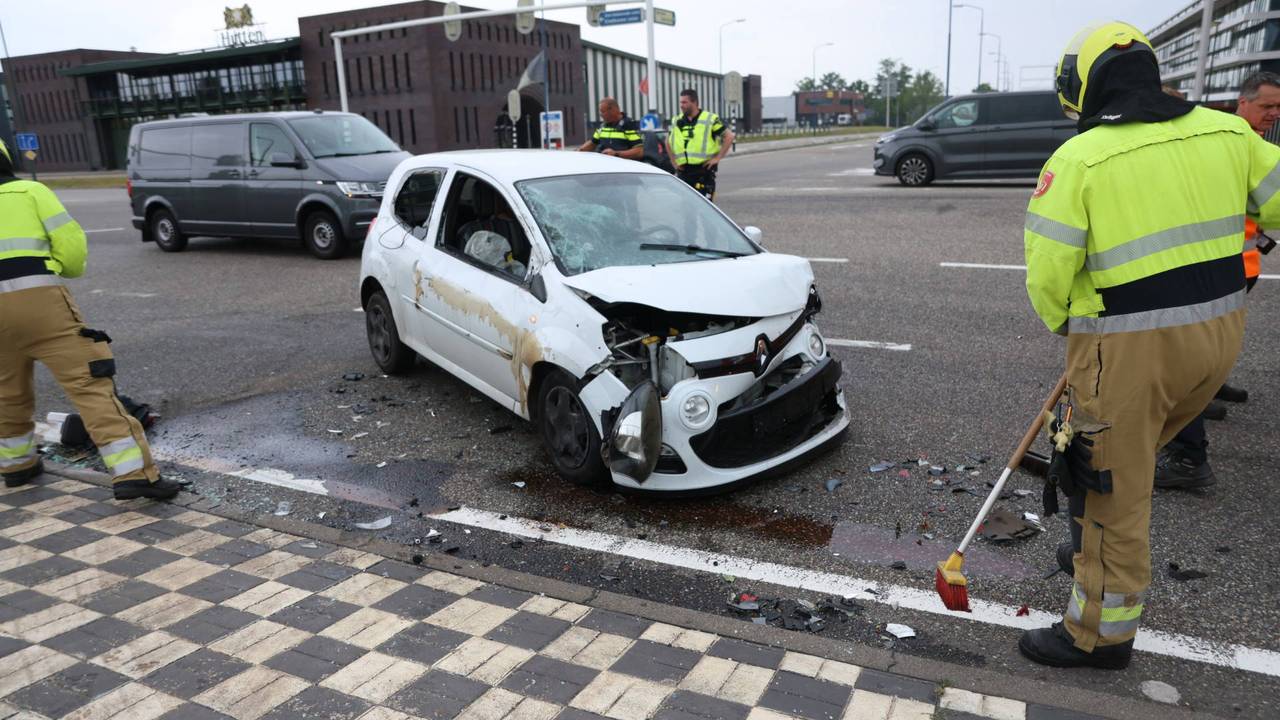 Auto kantelt na botsing op kruising in Veghel: twee gewonden