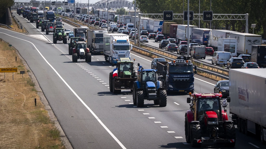 Met tractor op snelweg rijden blijft niet onbestraft, zegt OM
