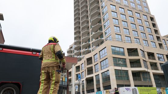 Glas valt van flat in aanbouw, brandweer zet omgeving af