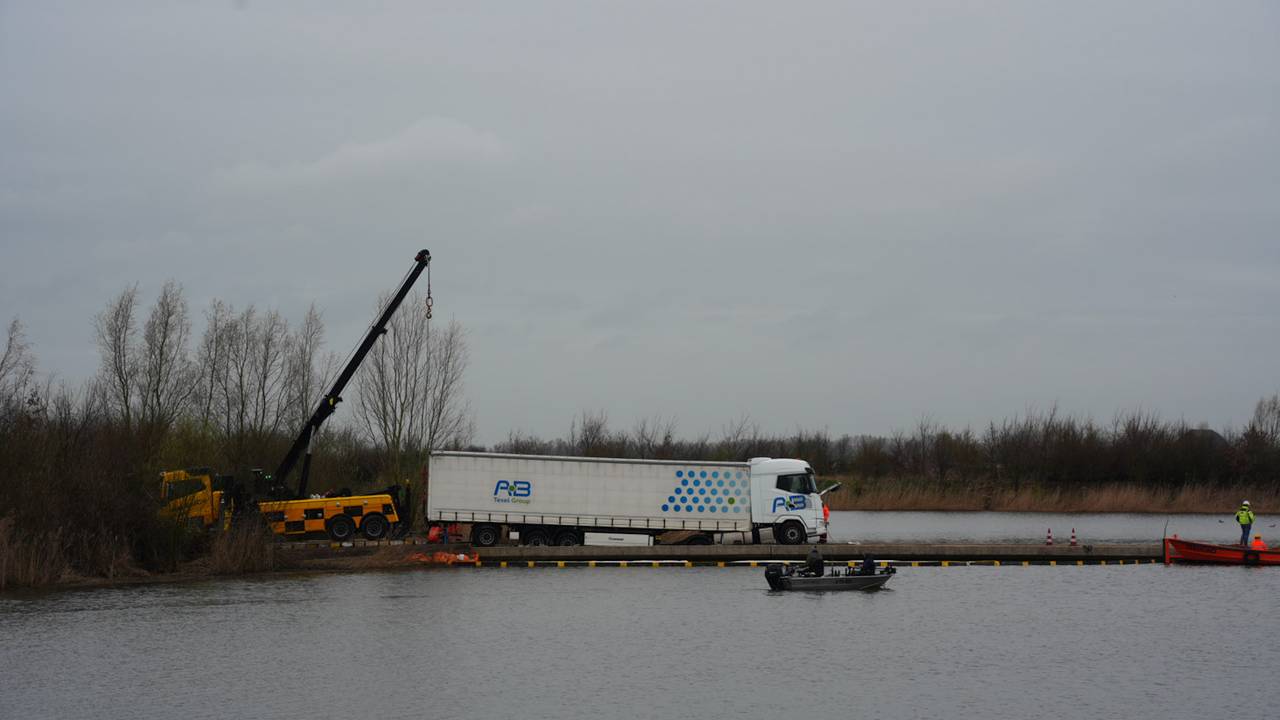 Vrachtwagen die door fietsbrug zakte in Werkendam is eindelijk weggehaald