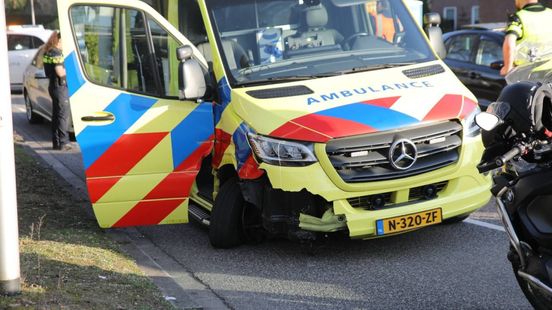 Botsing met ambulance, twee voertuigen weggesleept